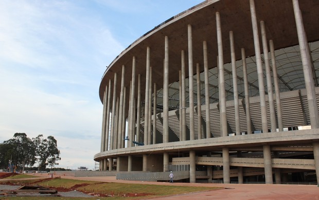 Arena Multiuso? Mané Garrincha vira garagem para ônibus e sede do governo -  06/03/2015 - UOL Esporte