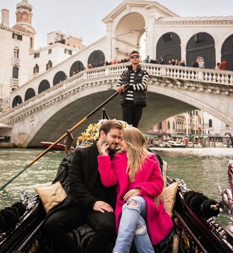 Carla Diaz e o noivo em Veneza  — Foto: Reprodução