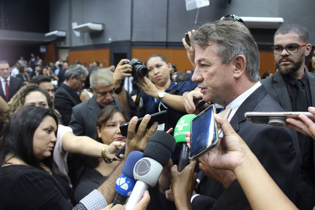 Governador Antônio Denarium (PSL) fala com a imprensa após sessão da Assembleia Legislativa de Roraima — Foto: Pedro Barbosa/G1 RR