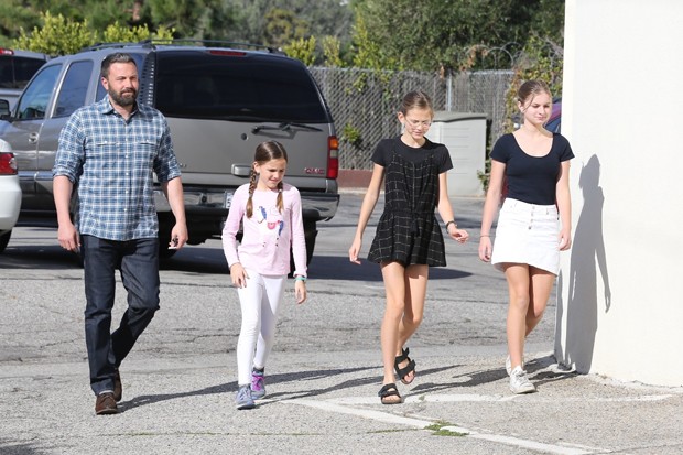 Ben Affleck vai à igreja com Seraphina e Violet (Foto: Backgrid)