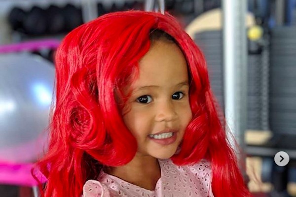 A filha de John Legend e Chrissy Teigen, Luna, brincando com uma peruca vermelha (Foto: Instagram)