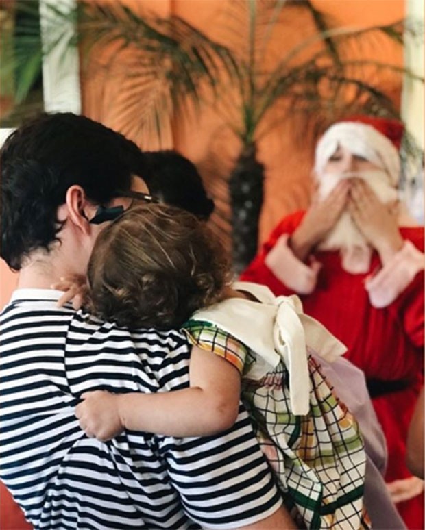 Alice Wegmann diverte a família vestida de Papai Noel (Foto: Reprodução/Instagram)