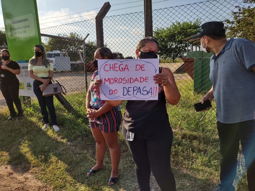Protesto da comunidade escolar ocorreu nesta sexta-feira (18) no bairro Tucumã — Foto: Arquivo pessoal