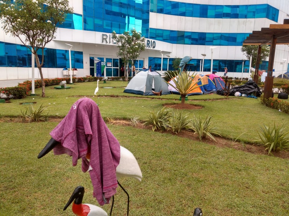 Sem terras montam acampamento em frente ao CPA — Foto: Jheniffer Núbia / G1