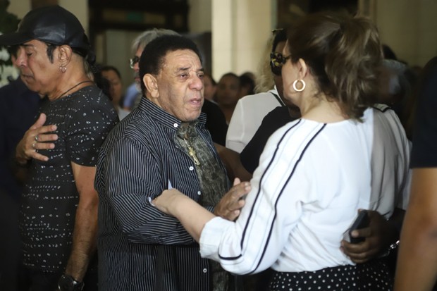 Sonia Lima, mulher de Wagner Montes, recebe Agnaldo Timóteo (Foto: Daniel Pinheiro/AgNews)