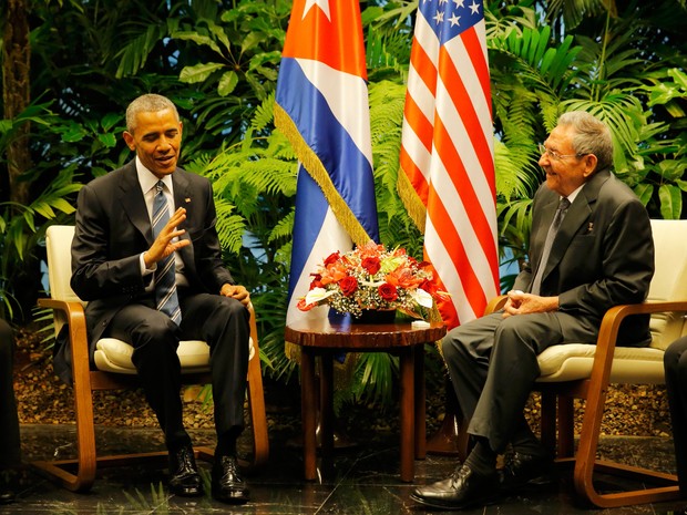 Barack Obama e Raul Castro durante encontro histórico no Palácio da Revolução, em Havana (Foto: Carlos Barria/Reuters)