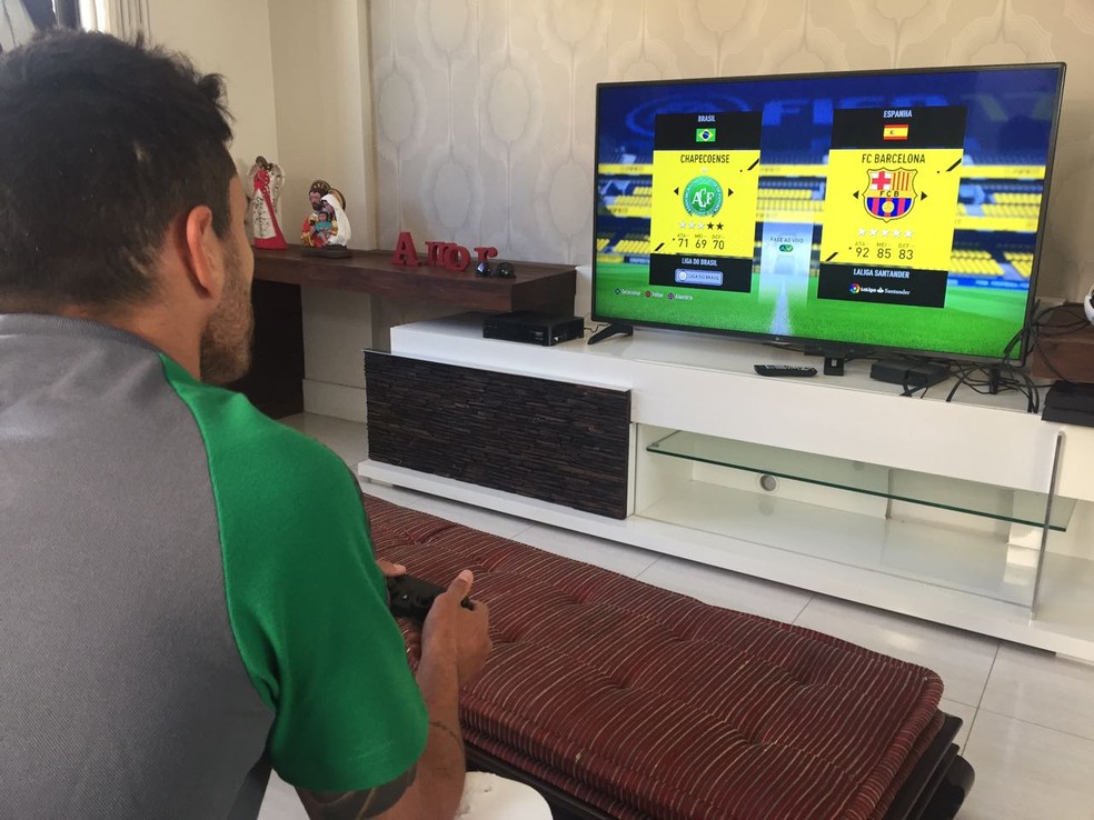 Alan Ruschel se diverte com vídeo-game  (Foto: Cahê Mota)