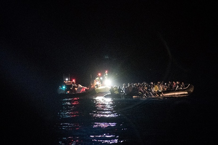 Migrantes são resgatados em águas internacionais, próximo a zona da Líbia