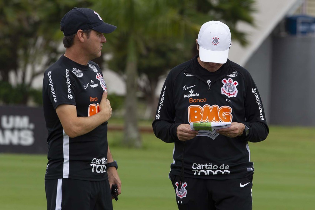 Michel Huff (boné preto), preparador físico do Corinthians — Foto: Daniel Augusto Jr/Ag. Corinthians