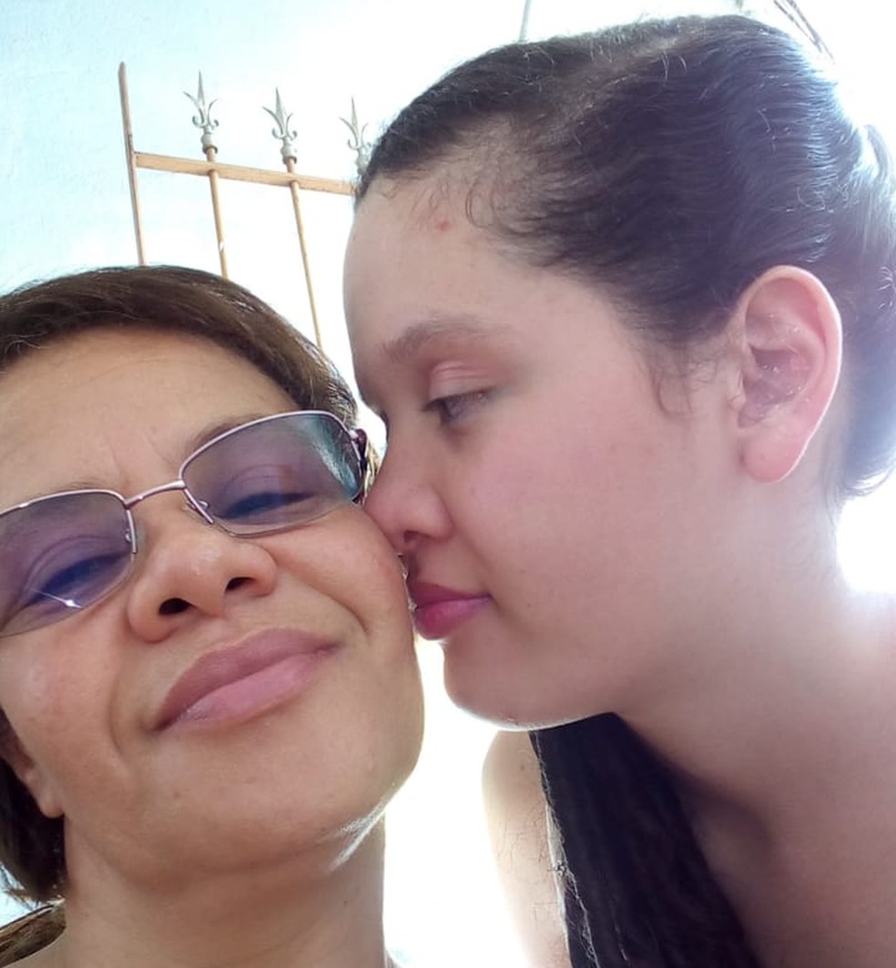 Vanda tenta ajudar sua filha, Sara. A jovem tem autismo e enfrenta crises de automutilação. — Foto: Arquivo pessoal