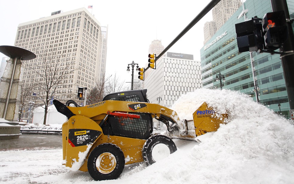 Imagem de janeiro de 2014 mostra neve acumulada em avenida de Detroit — Foto: Joshua Lott/Getty Images/AFP