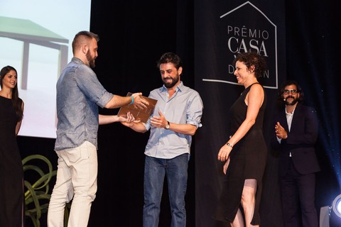 Rafael Conejo, da Tintas Suvinil, principal patrocinadora do Prêmio Casa Vogue Design 2018, entrega o prêmio Design do Ano para Gerson de Oliveira e Luciana Martins, da Ovo
