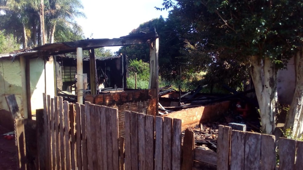 Segundo a dona do imóvel, família perdeu todos os pertences — Foto: Corpo de Bombeiros/Divulgação