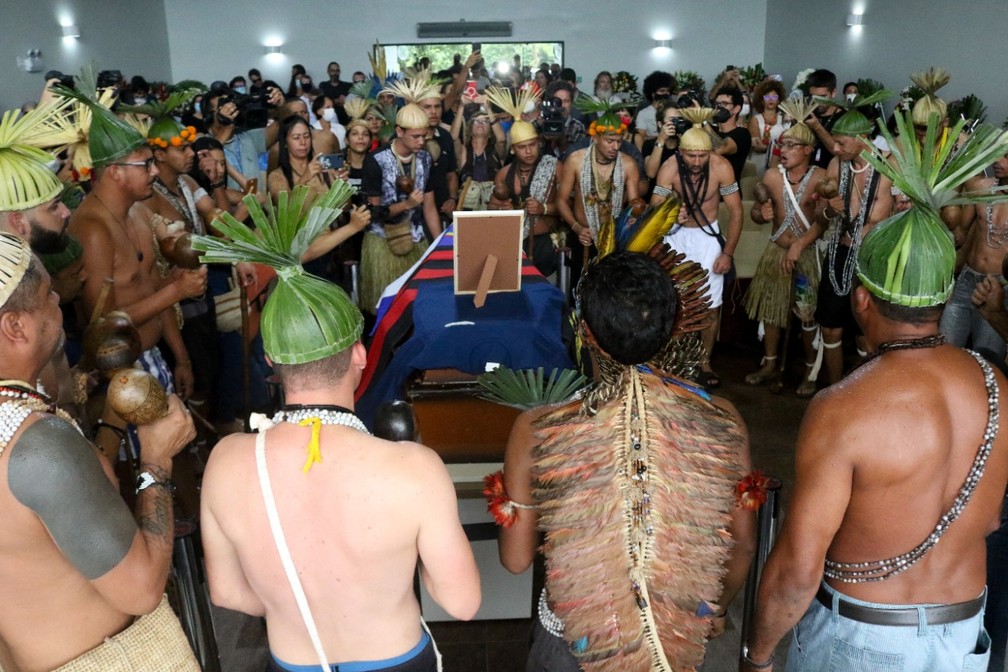 Indígenas ao redor do caixão de Bruno Pereira, no Grande Recife — Foto: Marlon Costa/Pernambuco Press