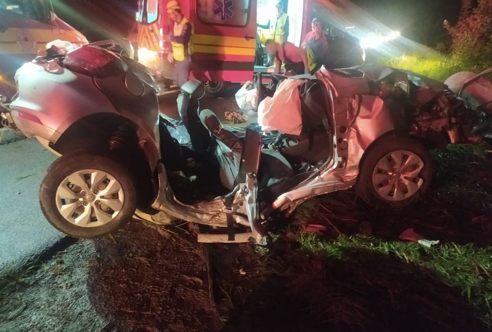 Carro destruído após batida em árvore em Pouso Redondo — Foto: PRF/Divulgação