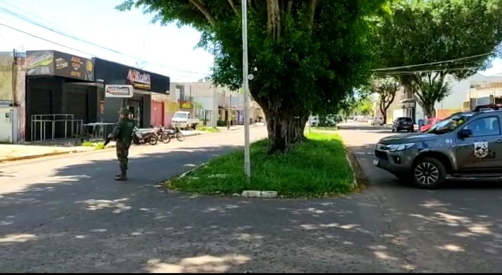 Polícia fecha avenida Duque de Caxias, em Ponta Porã  Foto: Secretaria de Segurança Pública de Ponta Porã/Divulgação