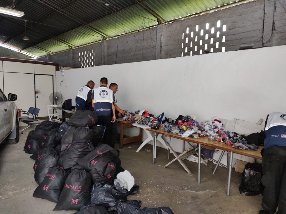 Lingeries sem nota fiscal são apreendidas em Levy Gasparian — Foto: Divulgação/Polícia Militar