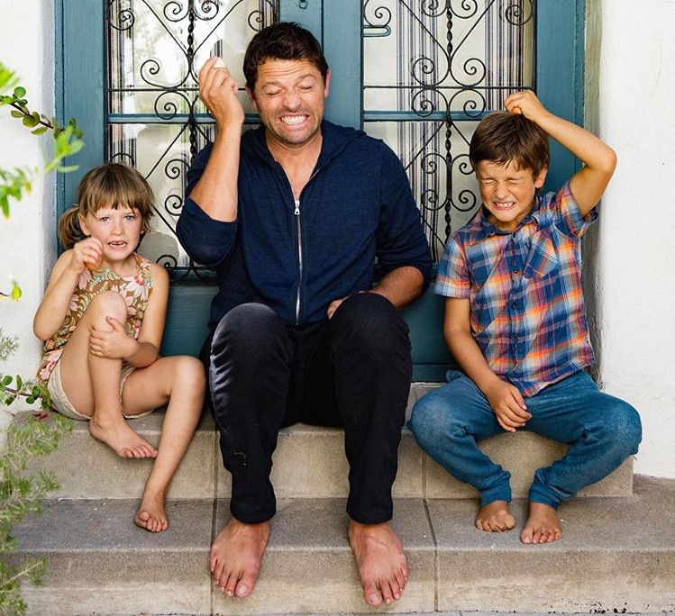Misha Collins com seus filhos (Foto: Instagram)
