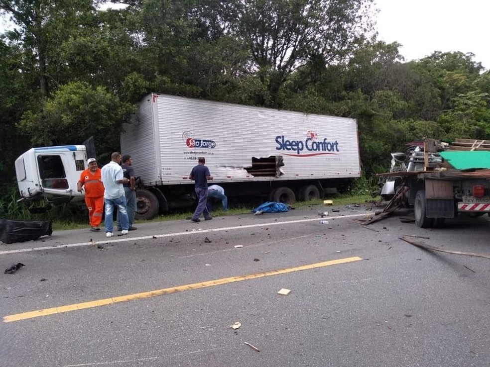 Segundo caminhão envolvido no acidente parou em gramado lateral da pista, em Bertioga, SP — Foto: G1 Santos