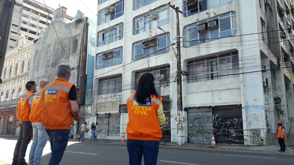 Defesa Civil do Recife foi ao local em que mulher morreu após ser atingida por material que se desprendeu de prédio — Foto: Luna Markman/TV Globo