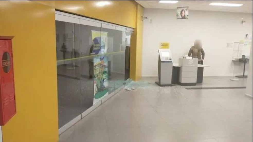 Porta de vidro quebrada em agência furtada em Joinville — Foto: Polícia Militar/Divulgação