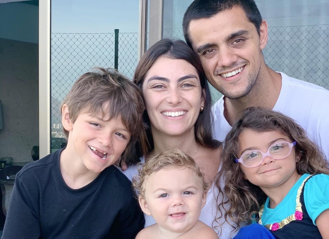 Felipe Simas ao lado da mulher, Mariana Uhlmann, e dos três filhos do casal -- Joaquim, Vicente e Maria (Foto: Arquivo pessoal)