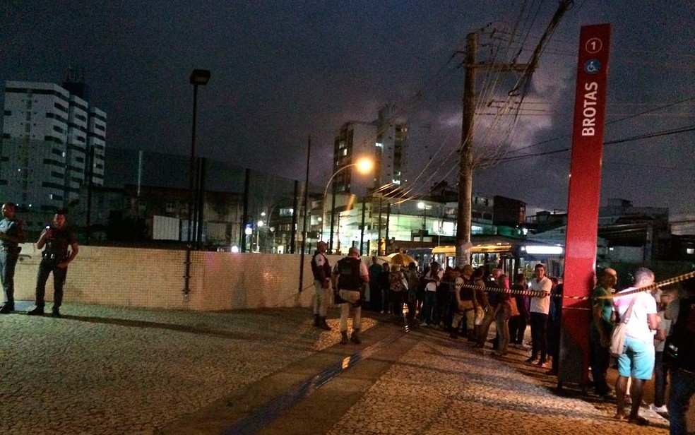 Estação de metrô em Salvador foi isolada após mochila ser encontrada em lixeira (Foto: Giana Mattiazzi/TV Bahia)