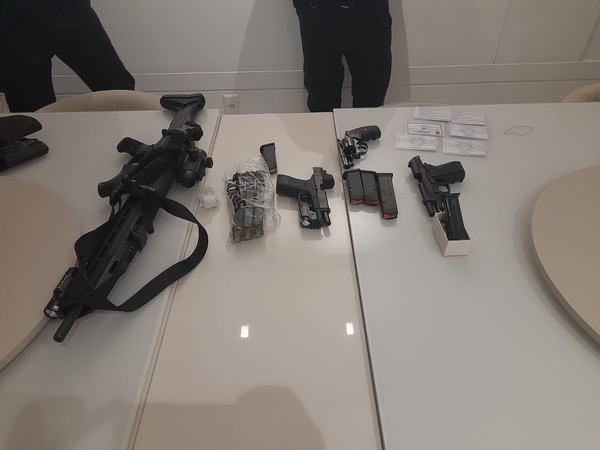 Armas foram apreendidas em imóvel de ex-auditor fiscal da Receita  — Foto: Divulgação PF