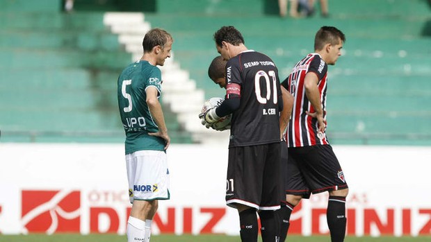 Rogério Ceni ajeita a bola para marcar o gol de falta (Foto: Rubens Chiri / saopaulofc.net)