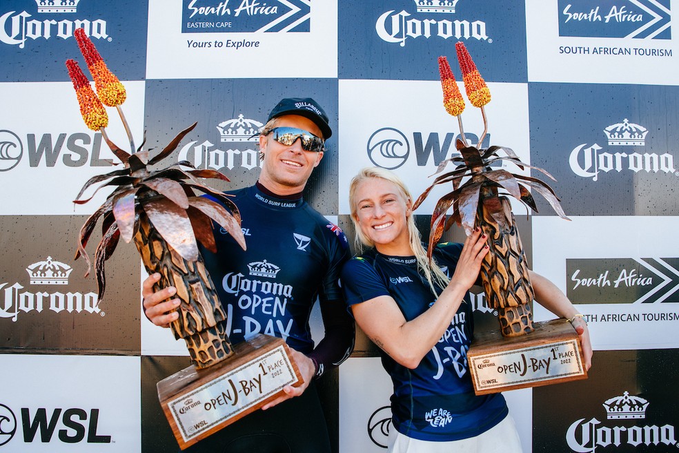 Tati e Ethan Ewing com seus prêmios  — Foto: Beatriz Ryder/World Surf League