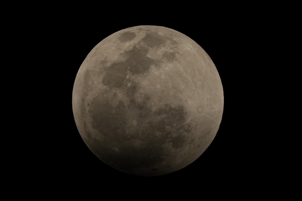 Brasil: a lua é vista na fase inicial de um eclipse lunar, em Brasília neste domingo, 15 — Foto: Eraldo Peres/AP