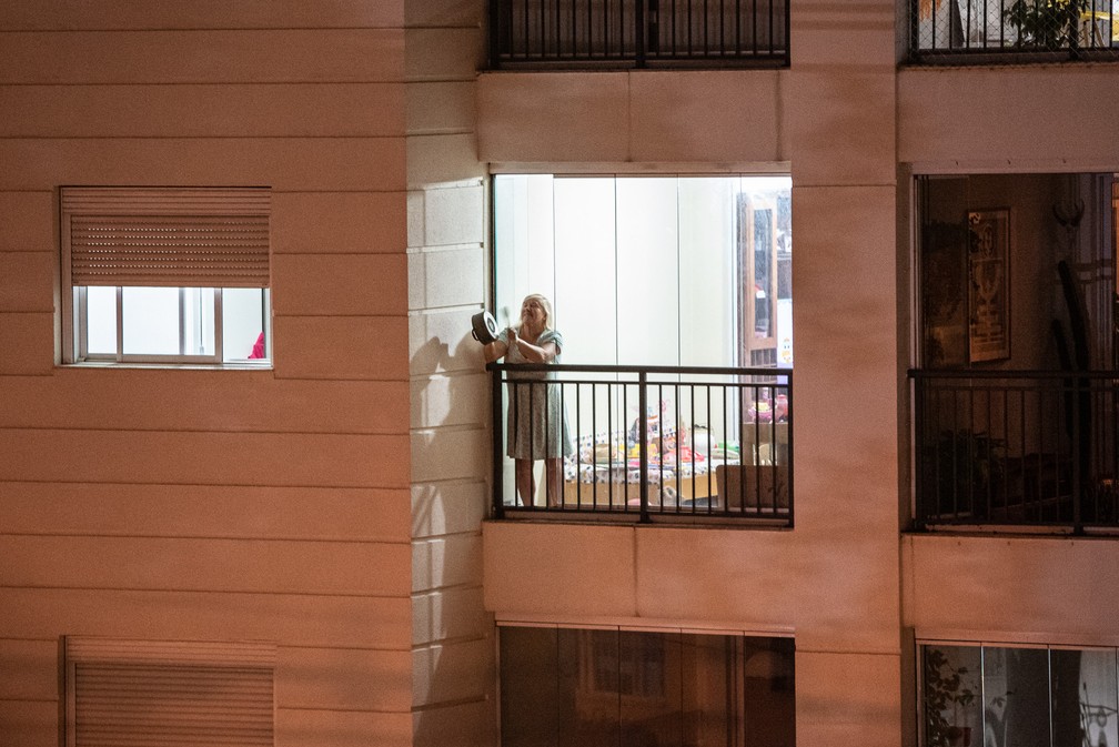 15 de janeiro - Da janela de um apartamento, mulher participa de panelaço contra o governo do presidente Jair Bolsonaro no bairro de Pinheiros, na Zona Oeste de São Paulo — Foto: Fábio Tito/G1