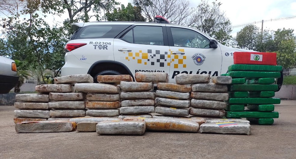 Foram apreendidos 64 tabletes de maconha, que pesaram 38,1 quilos — Foto: Polícia Rodoviária/Divulgação