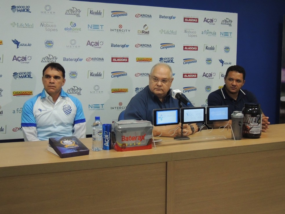 Omar Coelho (centro), vice-presidente executivo do CSA — Foto: Eduardo Vieira/ASCOM CSA