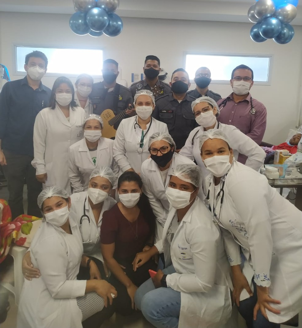 Policiais levam música durante o expediente de clínicas e hospitais — Foto: PM-MT
