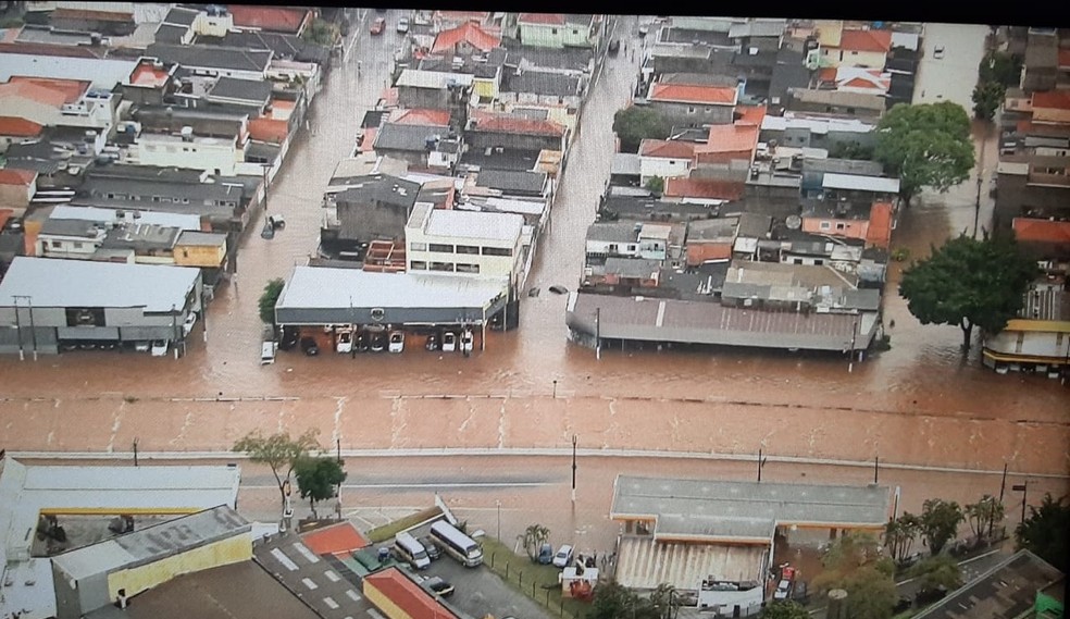 Imagem aérea mostra alagamentos na Avenida Engenheiro Caetano Álvares, no bairro da Casa Verde, na Zona Norte de São Paulo nesta terça-feira (20). — Foto: Reprodução/TV Globo