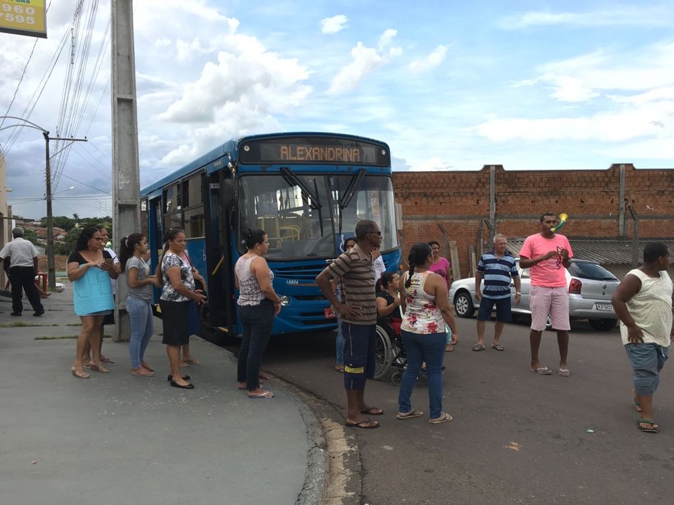 Passageiros protestam no Parque Alexandrina, em Presidente Prudente (Foto: Stephanie Fonseca/G1)