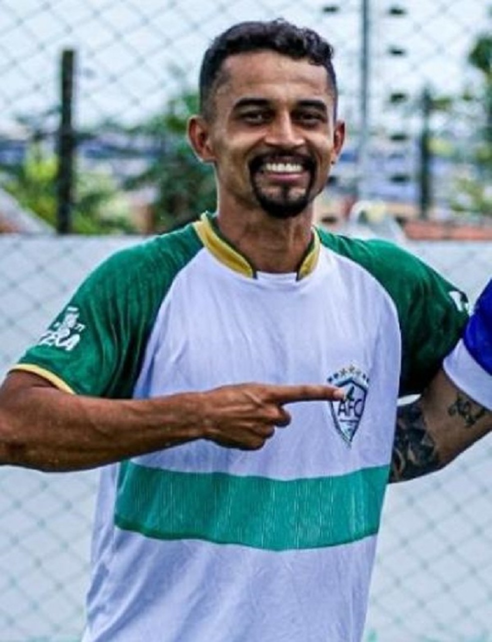 Paulo Victor da Silva, de 33 anos, era moto-entregador e treinador de crianças no Alecrim Futebol Clube.  — Foto: Cedida
