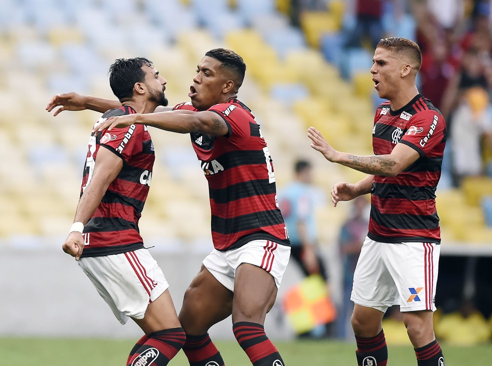 Henrique Dourado e Berrio comemoram o gol do Flamengo contra o Santos &mdash; Foto: Andr&eacute; Dur&atilde;o