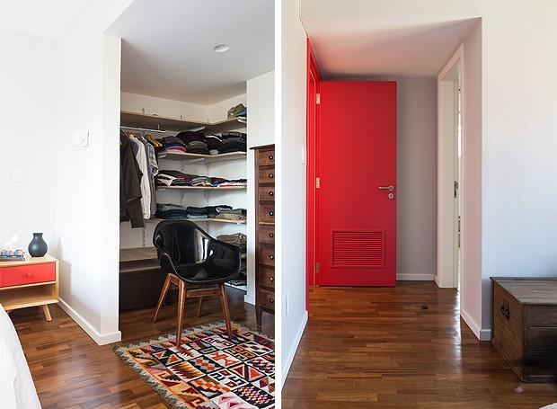 Minicloset com prateleiras e espaço para pendurar cabides. Detalhe da entrada do quarto, com porta vermelha bem vibrante (Foto: Marcelo Donadussi/Fotografia de Arquitetura)