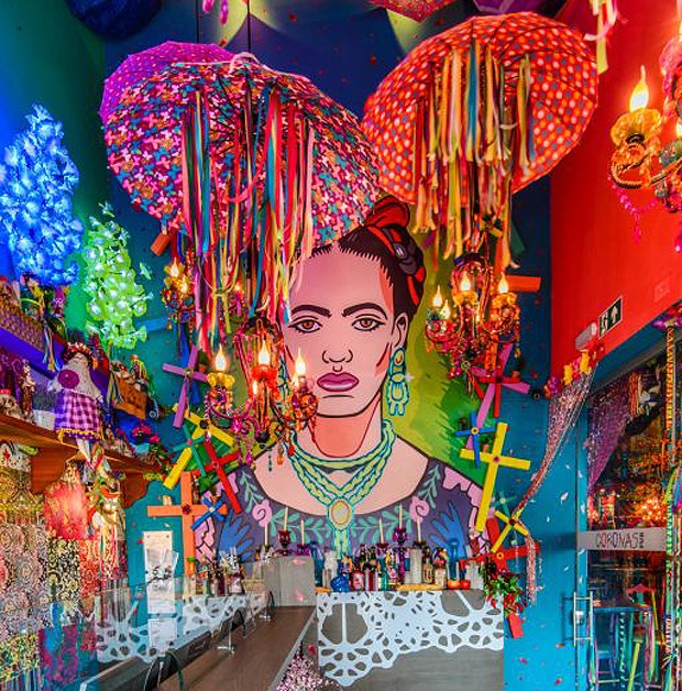 A imagem da pintora mexicana Frida Kahlo recepciona os visitantes do local, como em um verdadeiro altar tradicional do país (Foto: Marcos Vollkopf/Divulgação)