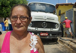 Dona de casa, Alzirene Oliveira pretende ir morar em Natal para escapar da seca (Foto: Anderson Barbosa/G1)