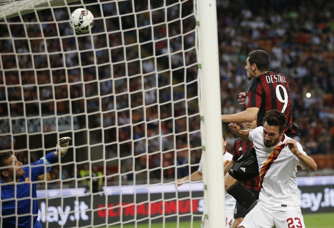 Destro faz o gol, Milan x Roma (Foto: Agência AP)