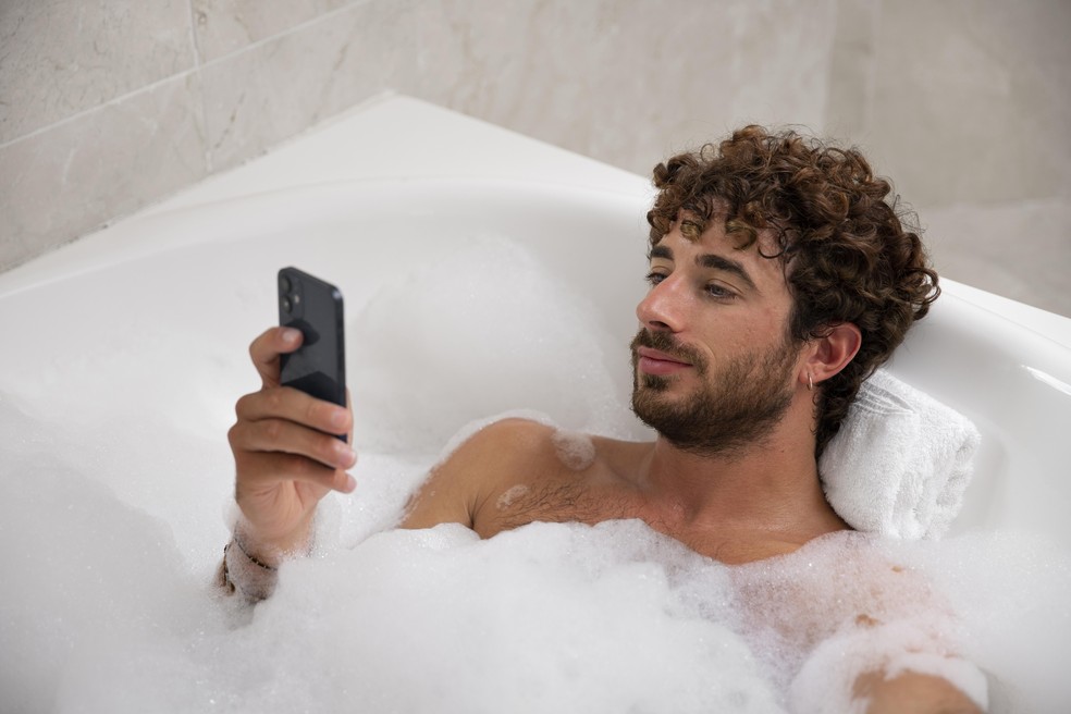 De acordo com estudos, as pessoas têm ficado cada vez mais tempo no banheiro devido ao uso do telefone — Foto: Freepik
