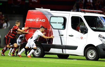Jogadores empurram a ambul&acirc;ncia