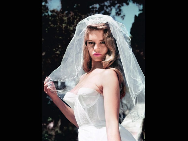 Outro casamento fictício ilustrado no livro é o de Brigitte Bardot no filme 'E Deus criou a mulher', em 1956 (Foto: John Chillingworth/Picture Post/Getty Images)