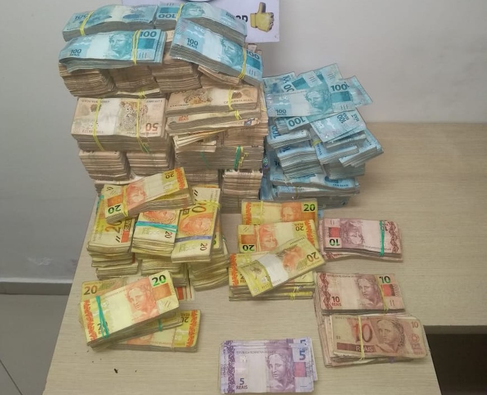 Polícia Rodoviária apreendeu mais de R$ 1 milhão com caminhoneiro em Porangaba — Foto: Polícia Rodoviária/Divulgação