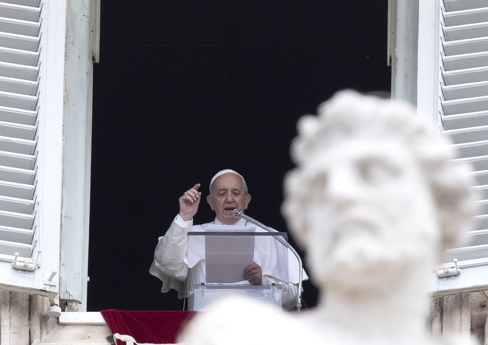 Papa Francisco durante a oração do Angelus na praça de São Pedro, no Vaticano. — Foto: TIZIANA FABI / AFP