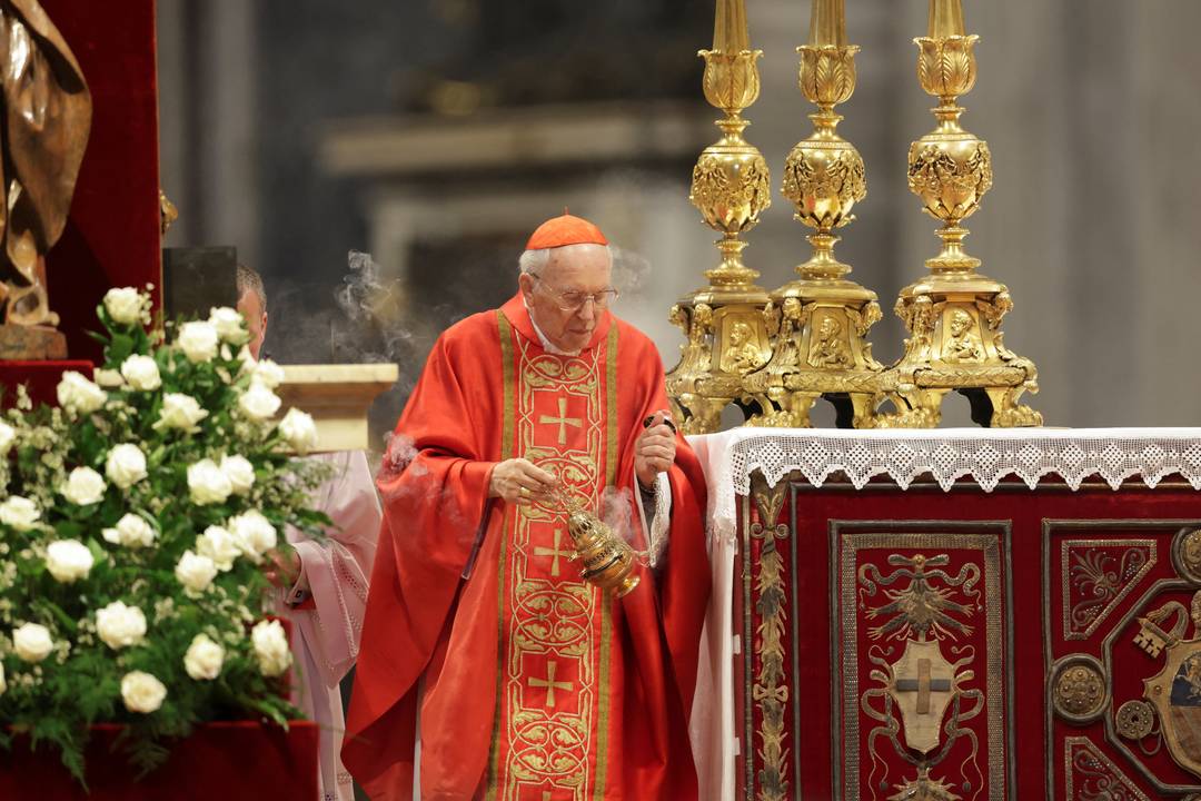 Cardeal Giovanni Battista Re preside a missa celebrada para eleio do novo papa