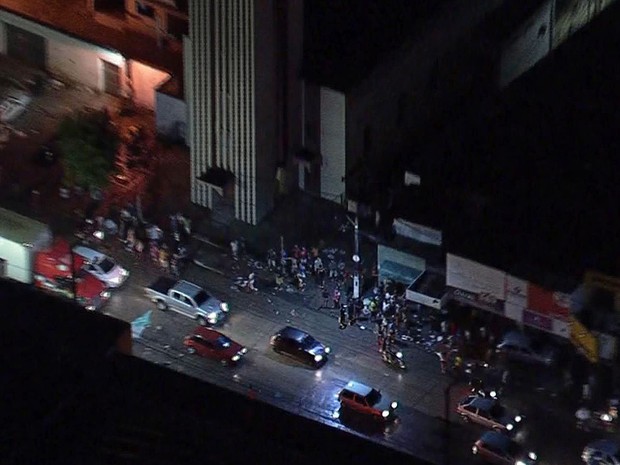 Vândalos saqueiam lojas e caminhões e depredam ônibus em Abreu e Lima, PE (Foto: Reprodução / TV Globo)